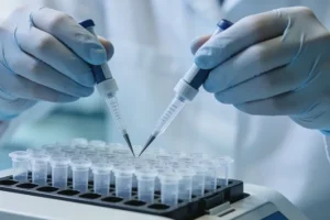 重症监护室内，医生与家属在病床旁沟通的侧影