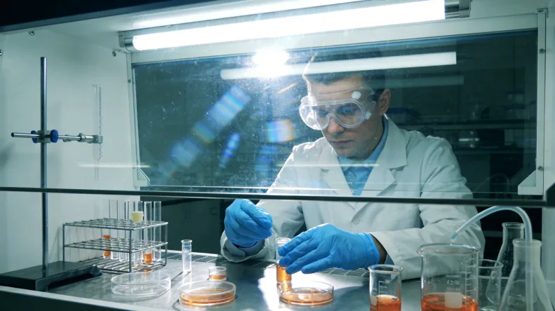 不同基因检测技术（单基因 vs NGS）对比示意图