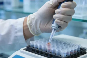 医生与患者讨论肺癌治疗方案的示意图