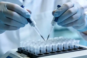 医生与消瘦肺癌患者沟通穿刺结果的场景图