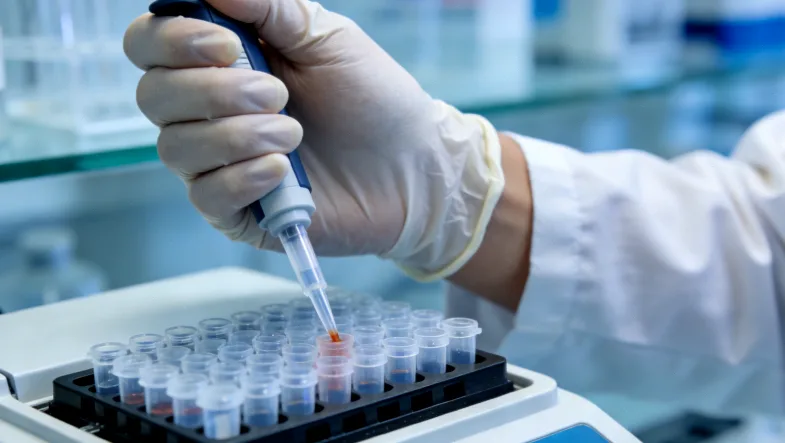 医院结算窗口“跨省直接结算”标识特写