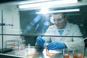 医生与患者面对面沟通病情场景