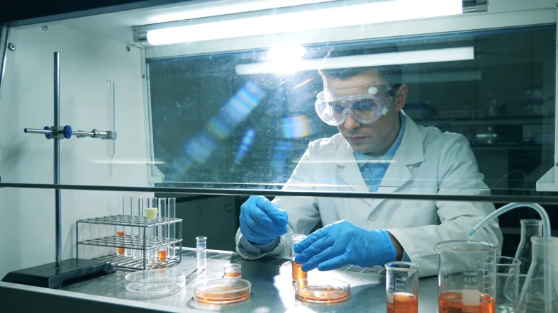 医生与患者面对面沟通病情场景