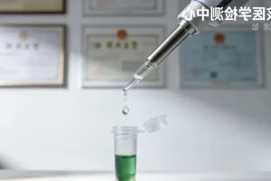 一位患者与医生在诊室讨论饮食问题的场景