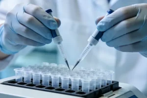 医生与肾病患者讨论化验单的示意图