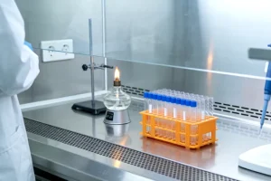 血脑屏障示意图：展示药物穿透的阻碍