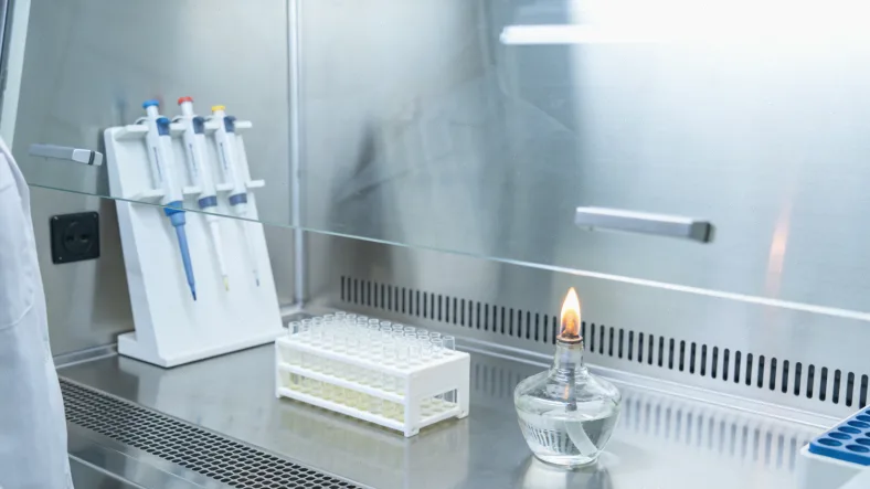 医生在诊室中，结合电脑上的基因报告和患者病历进行分析