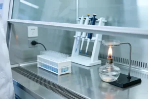 一位中老年患者手持基因检测报告，面露疑惑