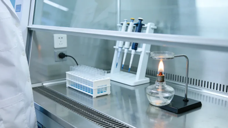 一位中老年患者手持基因检测报告，面露疑惑