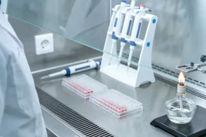 一位女性在家自测血压，面露担忧