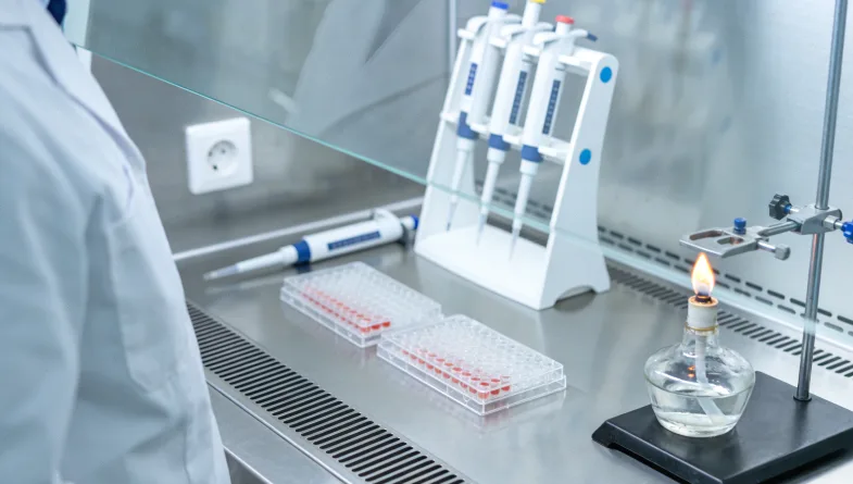 一位女性在家自测血压，面露担忧