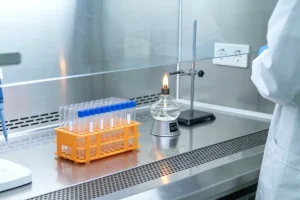 一位母亲困惑地看着基因检测报告和孩子正在喝的奶瓶