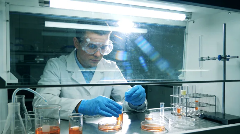 儿童使用口腔拭子进行无创采样特写