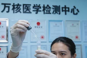 成年人面对花粉打喷嚏的困惑表情