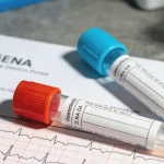 一位患者手持基因检测报告，与医生在诊室交谈