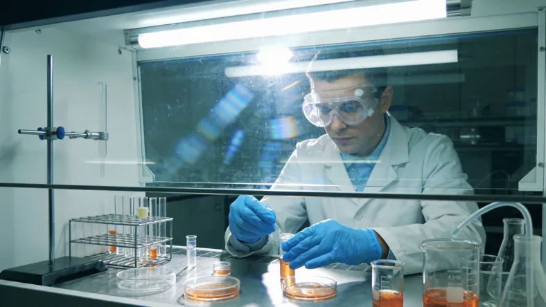 基因测序实验室内部洁净的工作环境