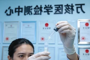 一位女性在轻松地接受抽血，表情放松