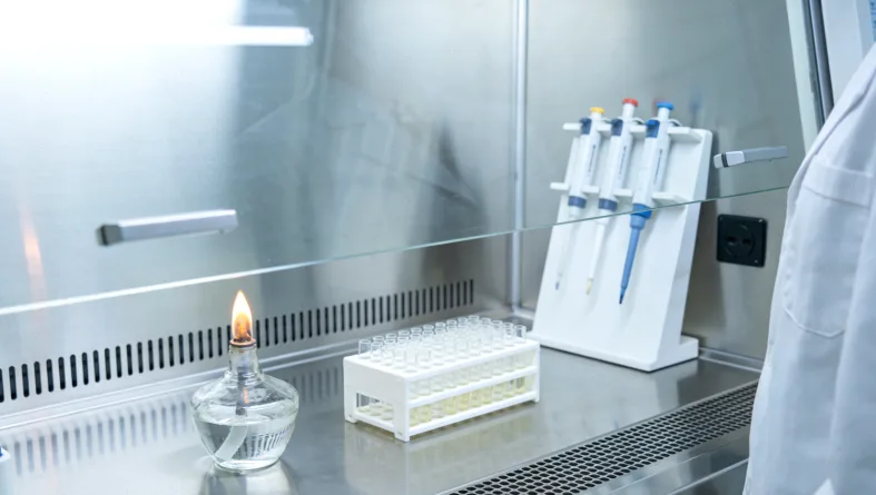 医生与患者查看同型半胱氨酸体检报告