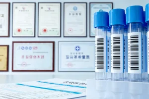 患者查看叶酸代谢基因检测报告的特写