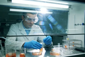 医生与患者讨论CT报告和基因检测结果