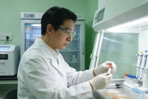 医生为乳腺癌患者讲解基因检测报告