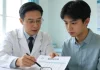 医生与患者讨论基因检测报告