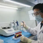 医生与患者共同查看基因检测报告