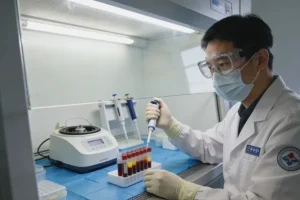 医生与患者共同查看基因检测报告