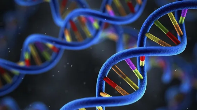 急诊医生检查发热患者咽喉