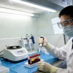 医生与患者讨论基因检测报告