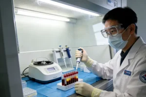 医生与患者讨论基因检测报告