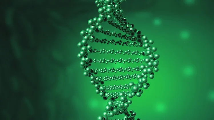 一位女性正在查看基因检测报告上的皮肤健康数据