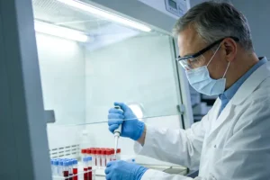 医生与患者讨论基因检测报告