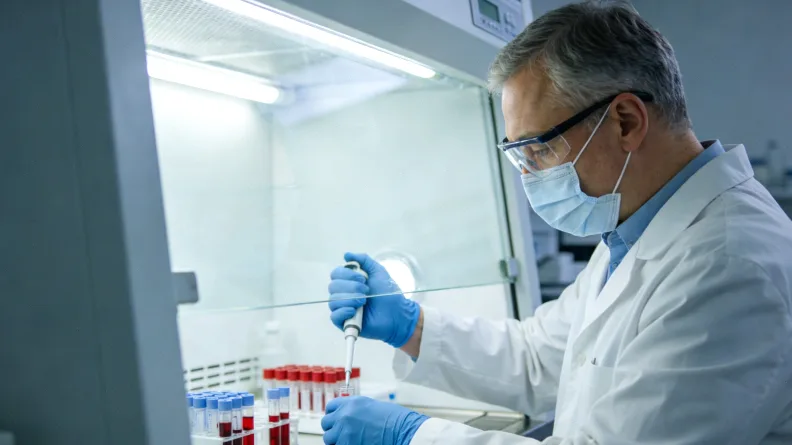 医生与患者讨论基因检测报告