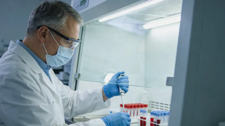 实验室技术人员处理腹腔积液样本