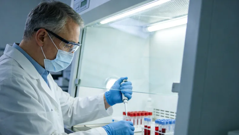 医生与患者共同查看基因检测报告