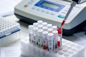 医生与患者共同查看基因检测报告