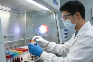 遗传咨询师与患者绘制家族树示意图