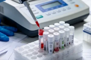 显微镜下儿童肿瘤细胞与基因双螺旋结构对比图