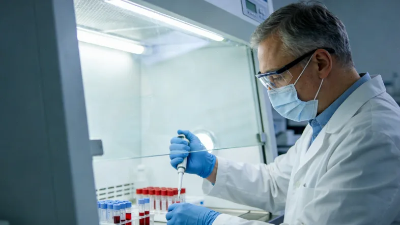 显微镜下PD-L1染色阳性的肿瘤细胞