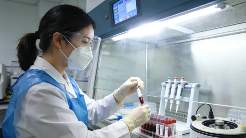 医生与患者家属在诊室内沟通基因检测报告