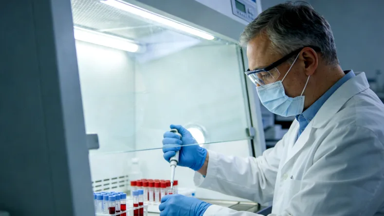 天平一侧是基因报告，另一侧是患者整体状况的漫画