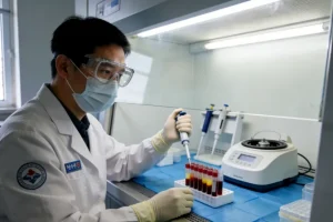 医生与患者共同观看基因检测报告示意图