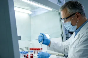 医生与肝肾功能不全患者沟通病情示意图