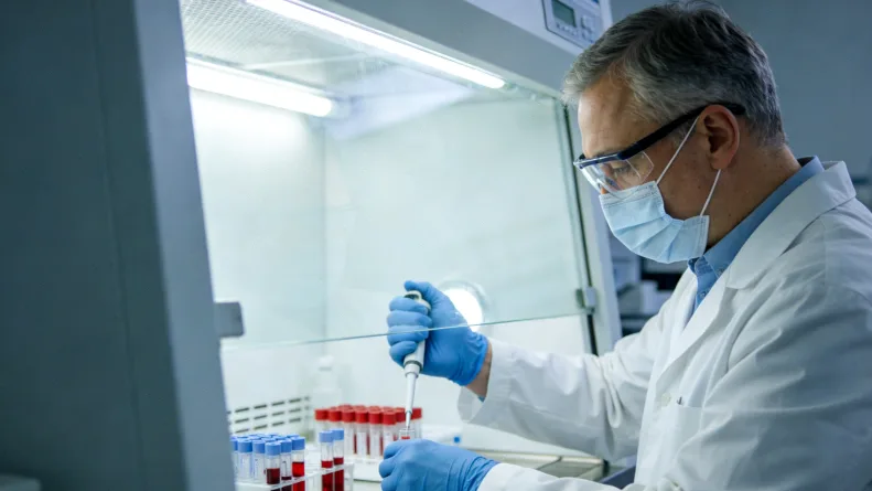 医生与肝肾功能不全患者沟通病情示意图