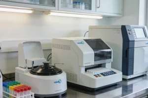 医生与患者沟通基因检测方案的场景图