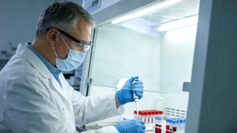 临床药师与患者进行用药咨询的交流场景