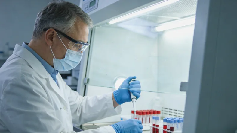 医生与患者讨论基因检测报告场景