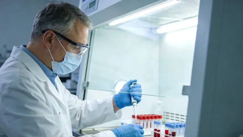 病理医生在显微镜下观察肉瘤组织切片